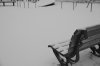 雪景色の公園のベンチ